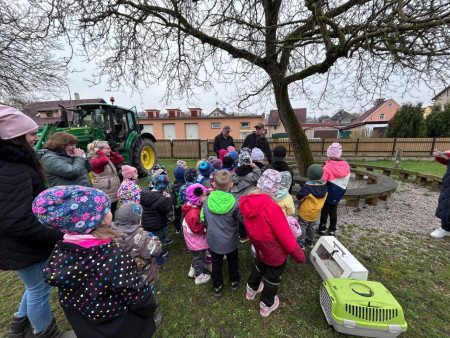 Na zahradu nám přijel traktor